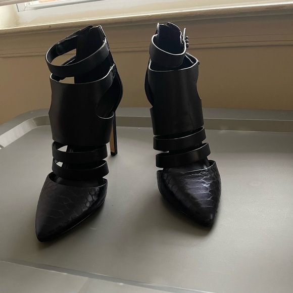 BCBGeneration black Canon strappy heels, Size 7/1/2 only used one time - Picture 4 of 9